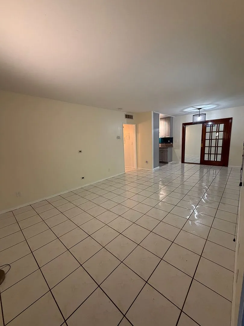 3 Bedrooms and 3 baths condo unit in the heart of Sherman Oaks. — Photo 4