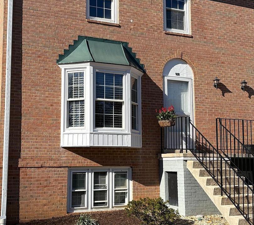 1st image of 90 Leeds Ct E #B