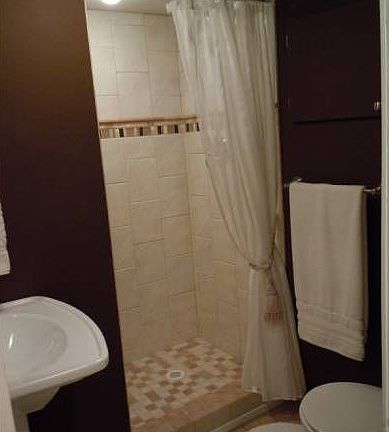 Tile Shower w/Bench