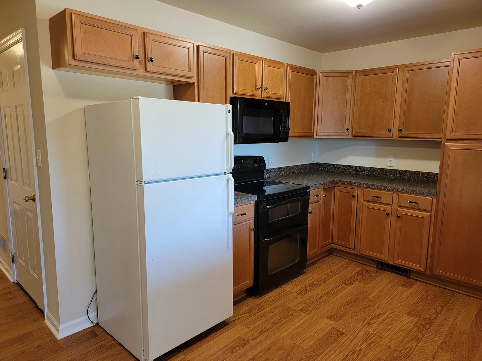 3 bed, 1.5 bath, 1297 sqft, $1,650 — Photo 4