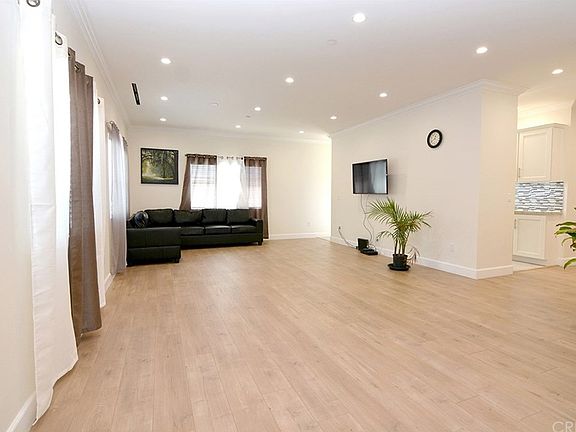 3rd image of 6713 Clybourn Ave