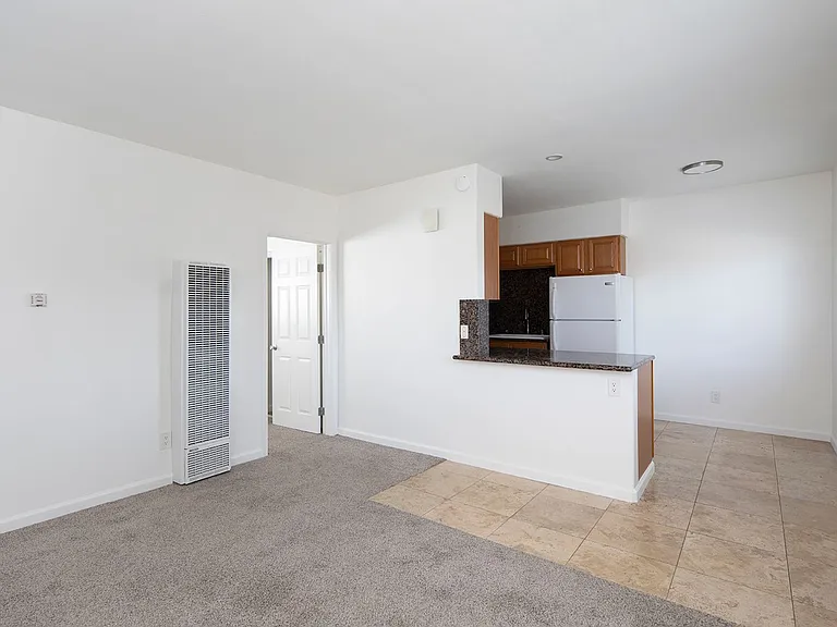 947 Oak Apartments — Photo 4