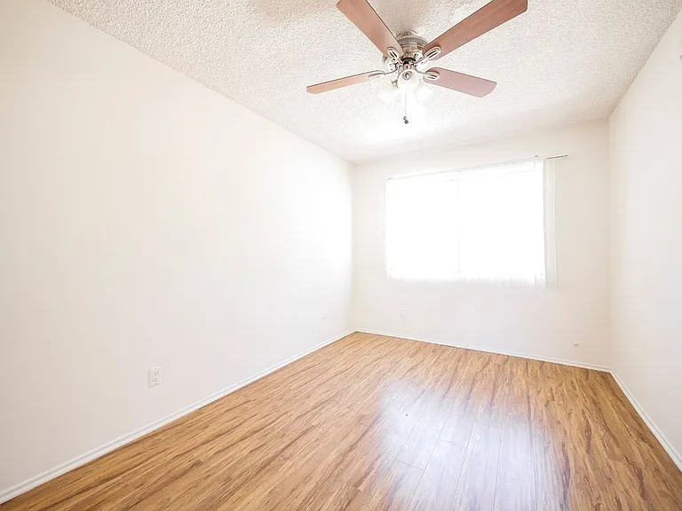 15925 Victory Blvd — Photo 37