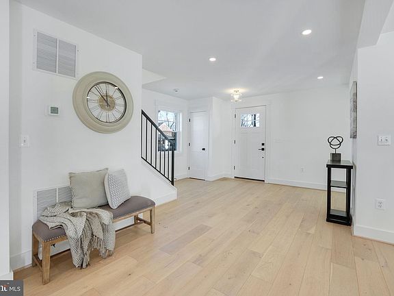 4th image of 112 N Abingdon St