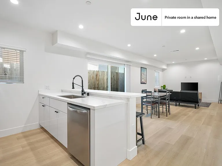1321 N June St #B — Photo 7