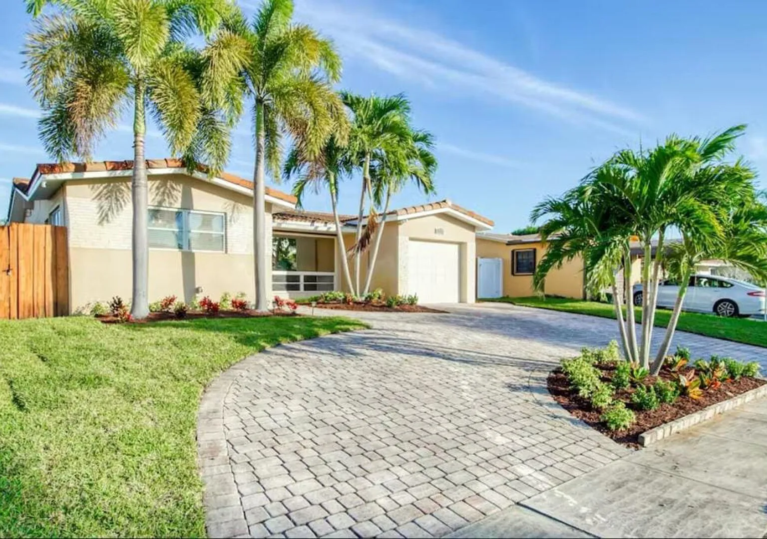 Heated Pool 3BR Family Home Near Hollywood Beach — Photo 1