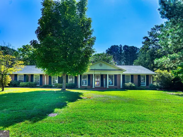 86 Georgian Ter, West Point, GA 31833
