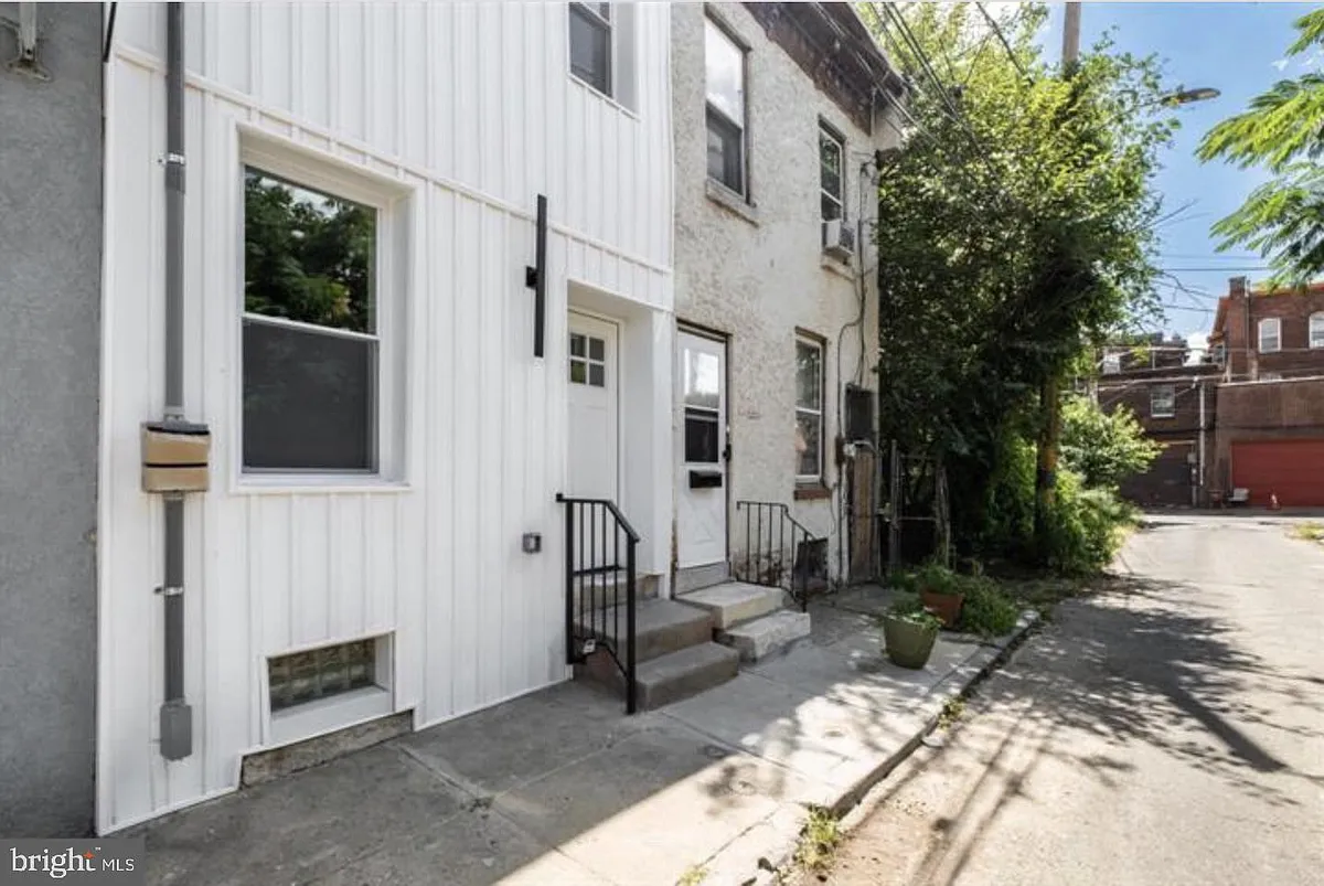 Building Photo - 2215 N Mutter St