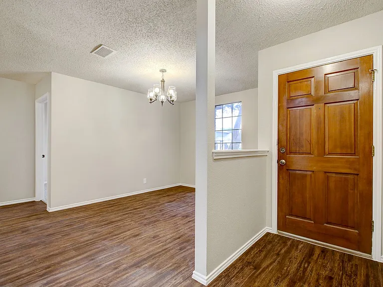 11823 Adriana Maria — Photo 2
