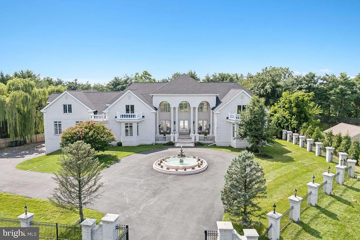 6 bed, 7.5 bath, 10000 sqft, $15,000 — Photo 2