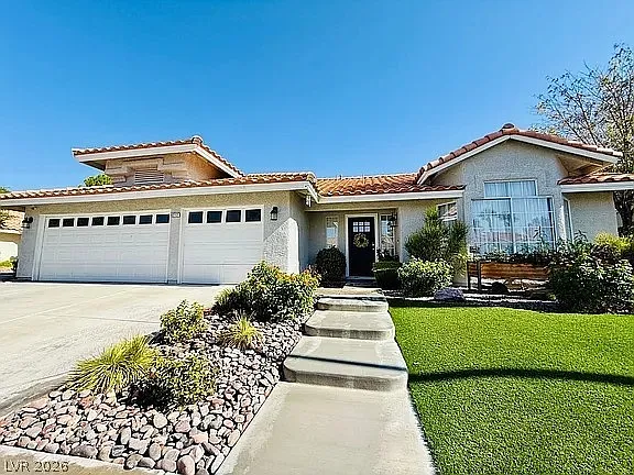 3 bed, 2.0 bath, 2082 sqft, $4,298 — Photo 2