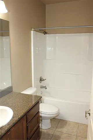 2nd bath with granite and combo tub/shower