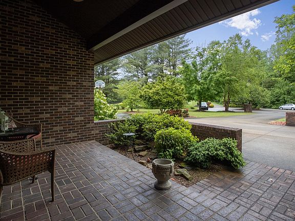 3rd image of 83 Woods Edge Ct