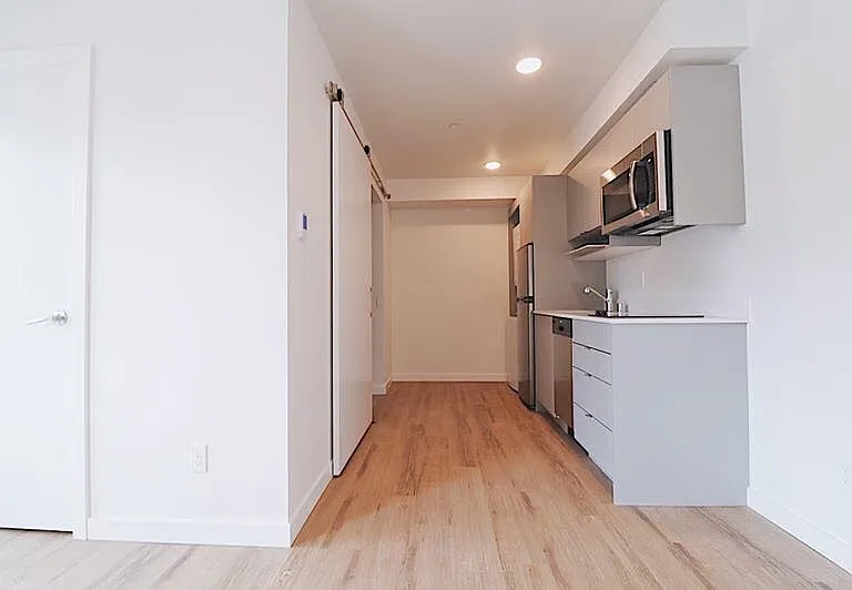 5637 University Way NE — Photo 39