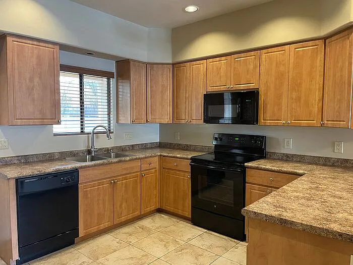 1435 W Kilburn St #2102 — Photo 8