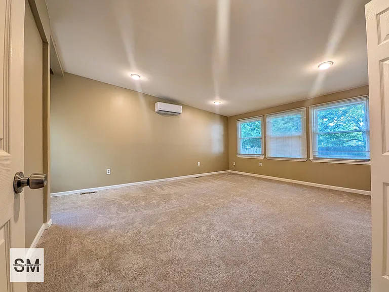 127 N Huron Dr — Photo 12