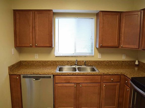 3rd image of 2610 Elm Ave