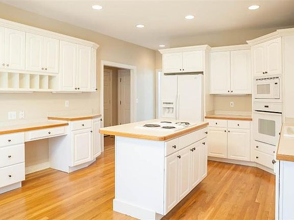3rd image of 5024 Ivybridge Dr