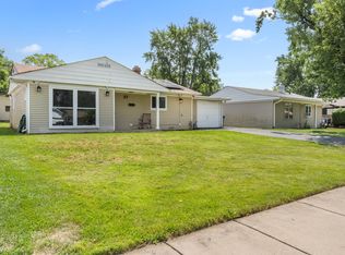 27 Cardinal Ln, Carpentersville, IL 60110