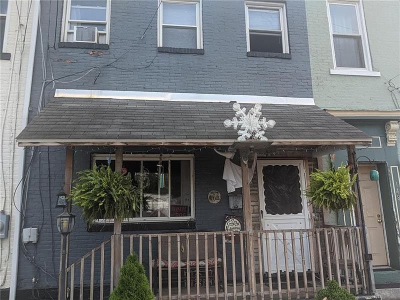 2nd image of 150 47th St