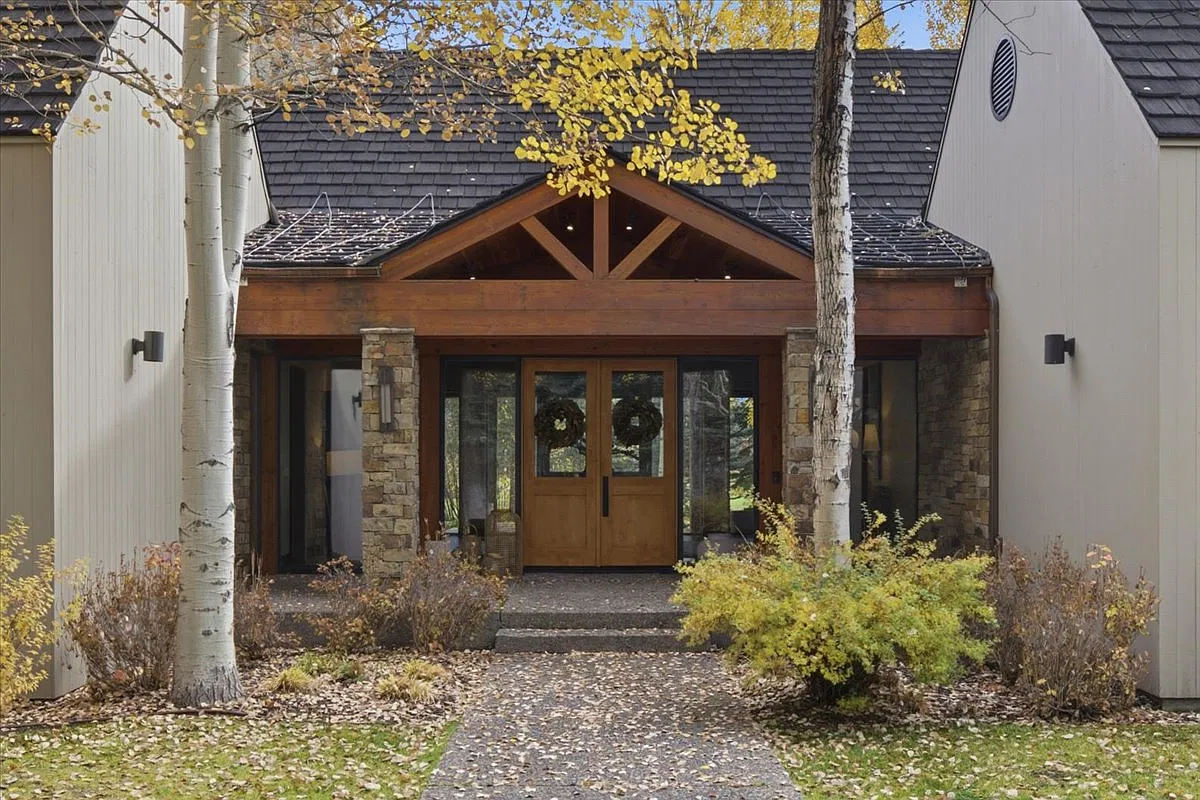5 bed, 4851 sqft, $20,000 — Photo 1