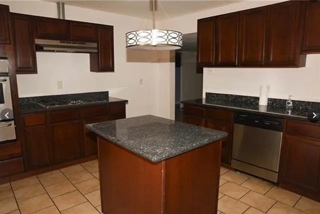 2 bed, 2.0 bath, 1824 sqft, $1,650 — Photo 2