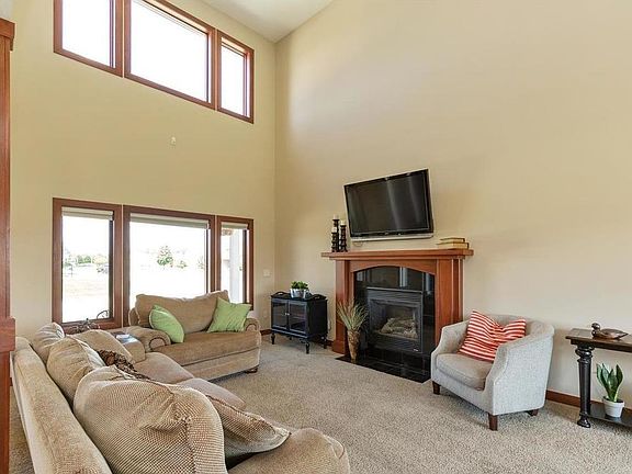 5th image of 713 NW Orchard Dr