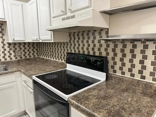 1900 Light Rd APT 204, Oswego, IL 60543