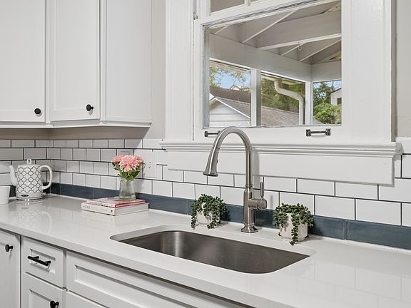 4th image of 211 Greenwood Cir