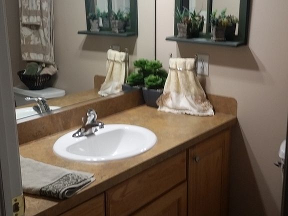 Hall bathroom with tub and s