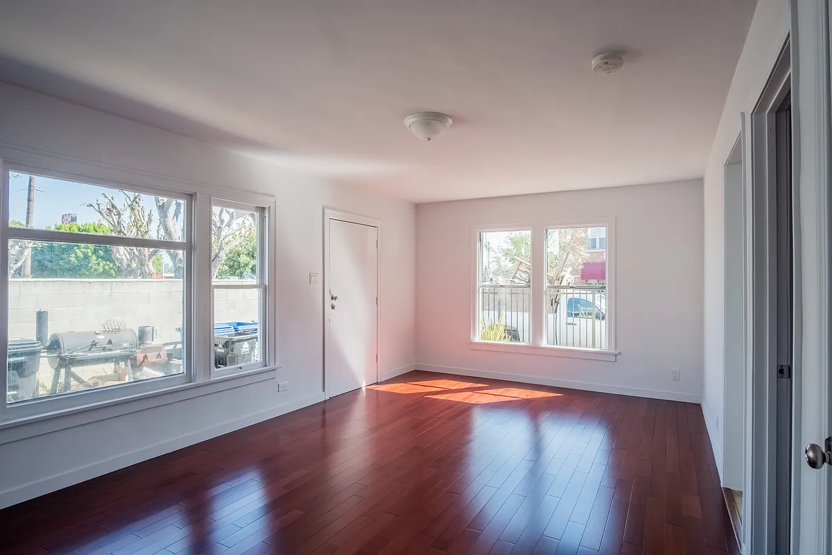 Building Photo - 5425 Sierra Vista Ave