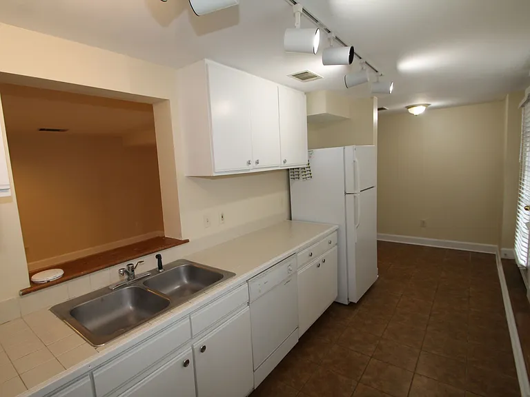 209 W Hall St #B — Photo 7