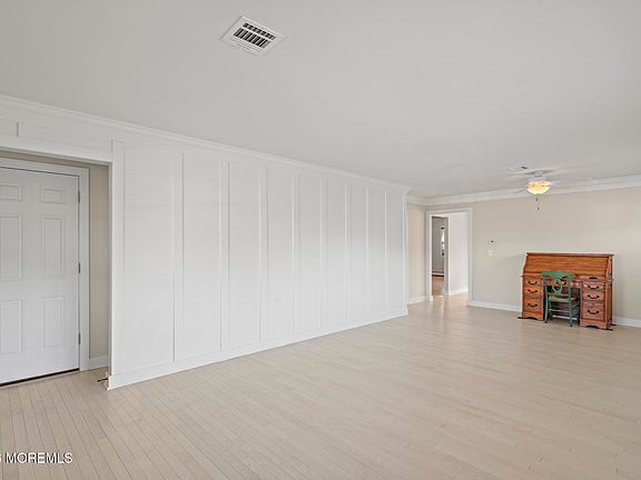 5th image of 95 Barbados Drive S