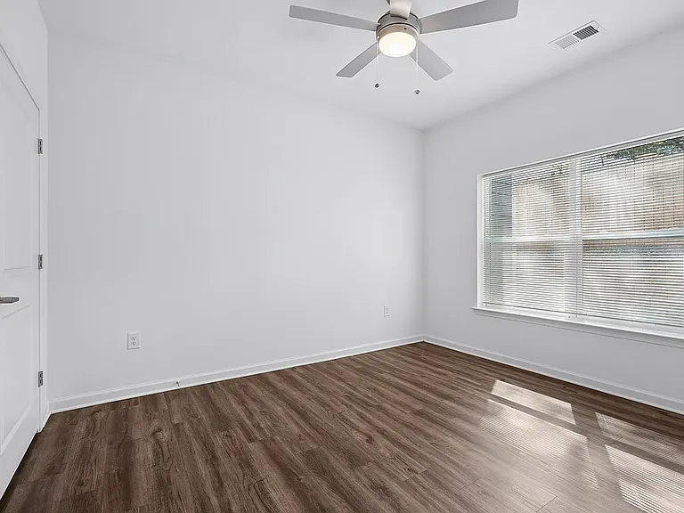 Central Terrace Apartments — Photo 12