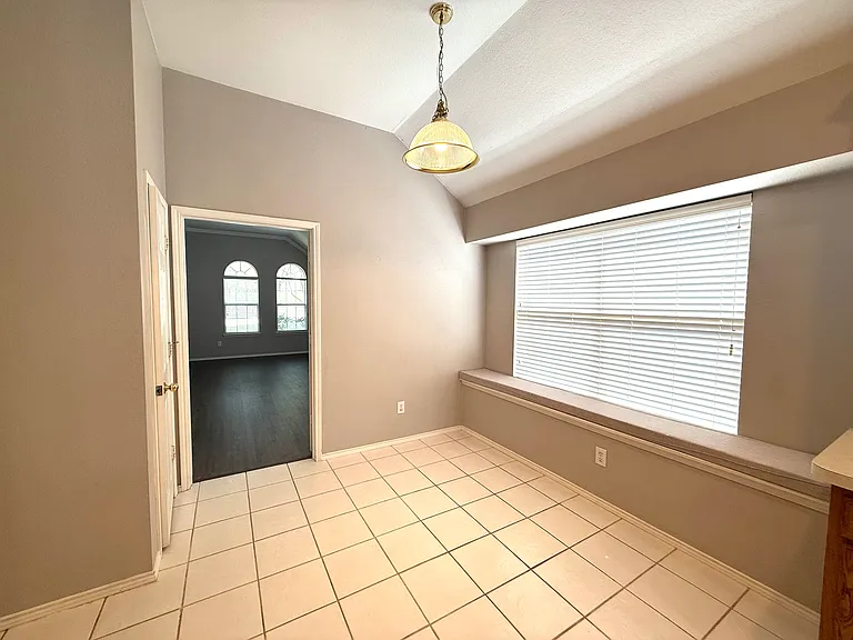 2075 Garden Crest Dr — Photo 6