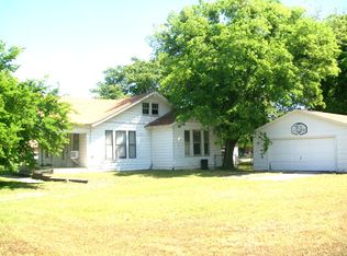 902 S Howeth St, Gainesville, TX 76240