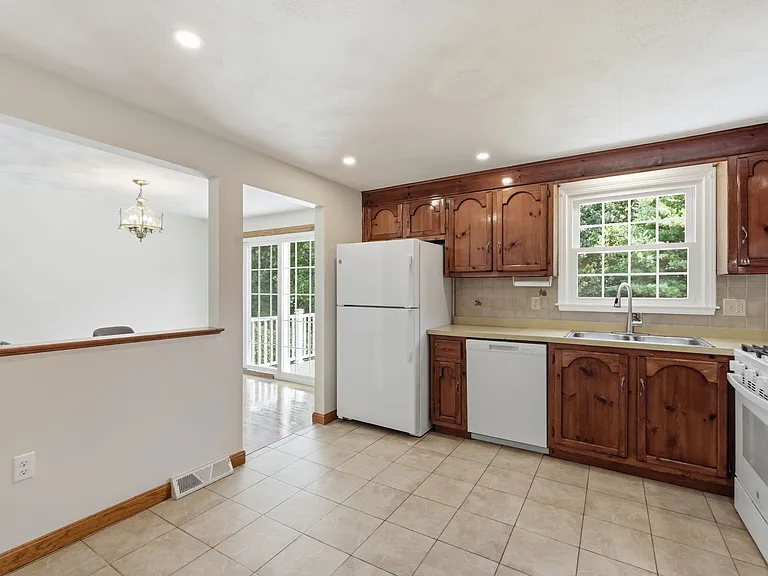 121 Rolling Ridge Ln — Photo 4