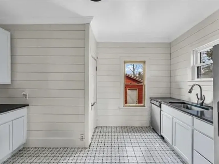606 W Oak St — Photo 5