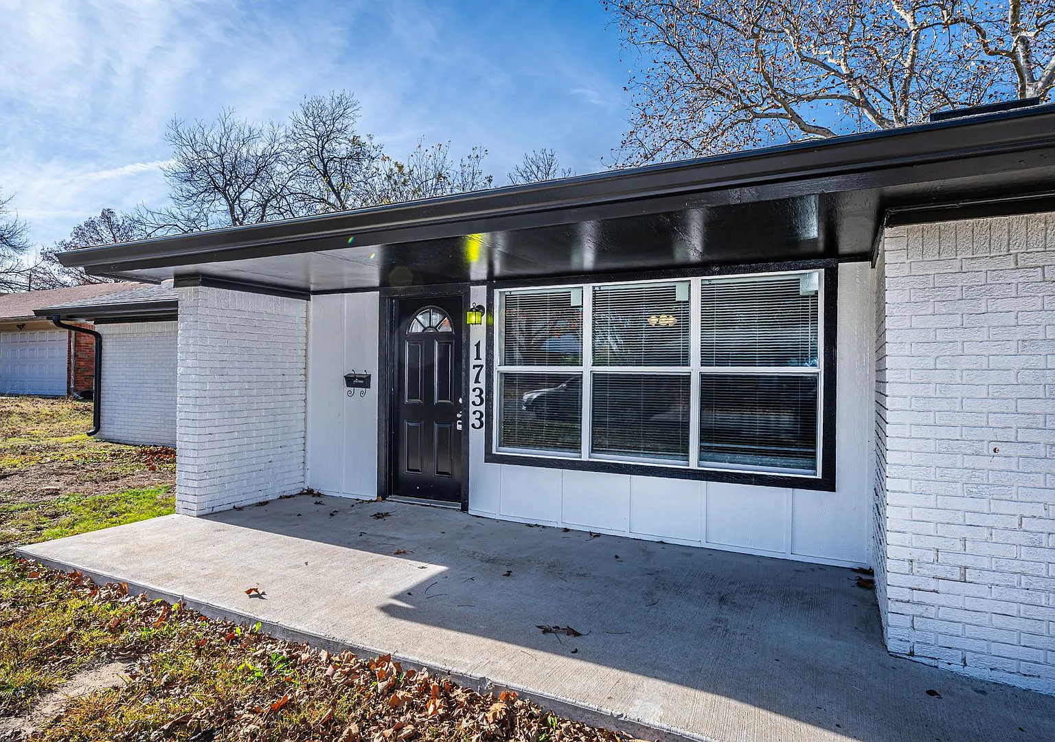 Updated 3 Bedroom with Fenced Yard — Photo 2