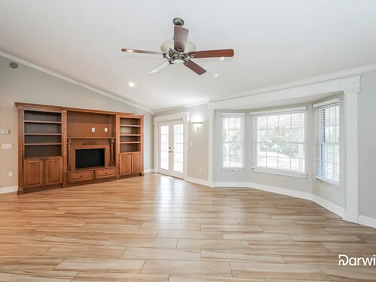 2120 Creekbend Dr — Photo 5