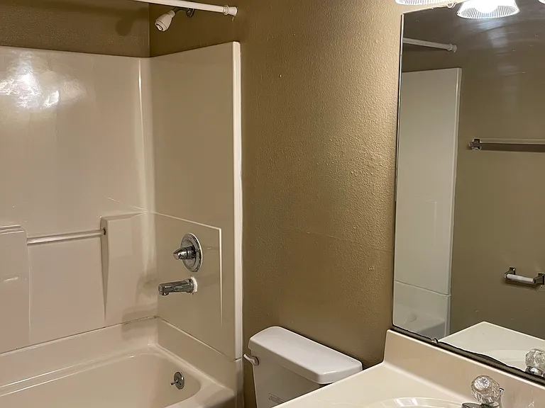 522 E Burlington St #3 — Photo 8