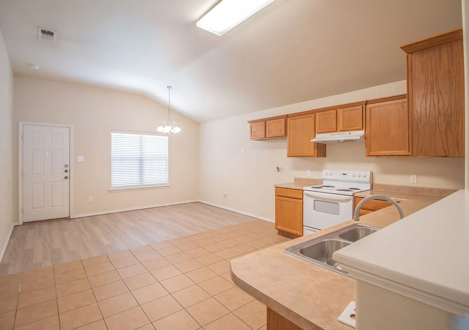 Great 3 bedroom 2 bathroom home in Frenship ISD! — Photo 4