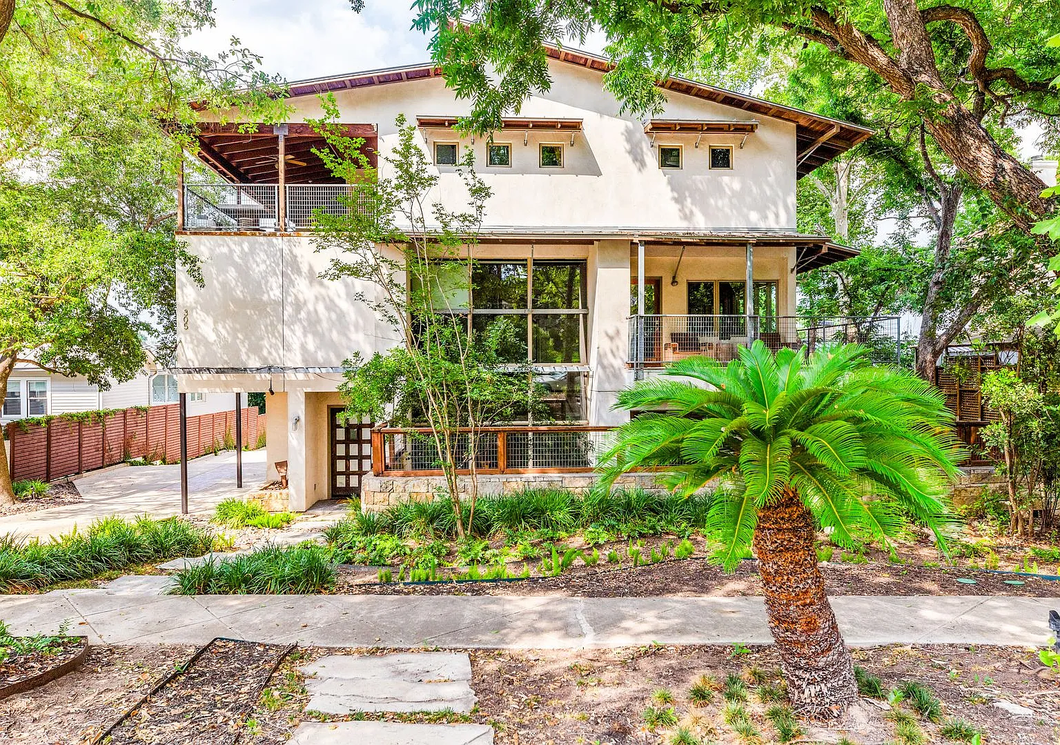 Furnished Luxury Alamo Heights 4-Bedroom — Photo 1