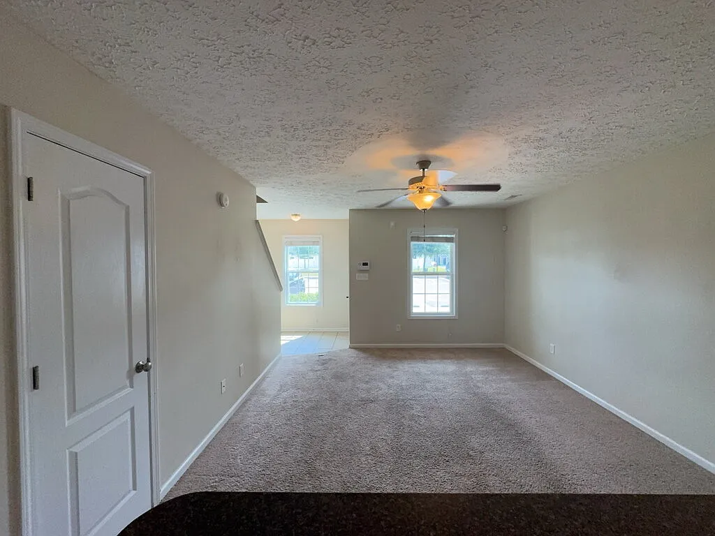 2 bed, 2.5 bath, 1084 sqft, $1,200 — Photo 4