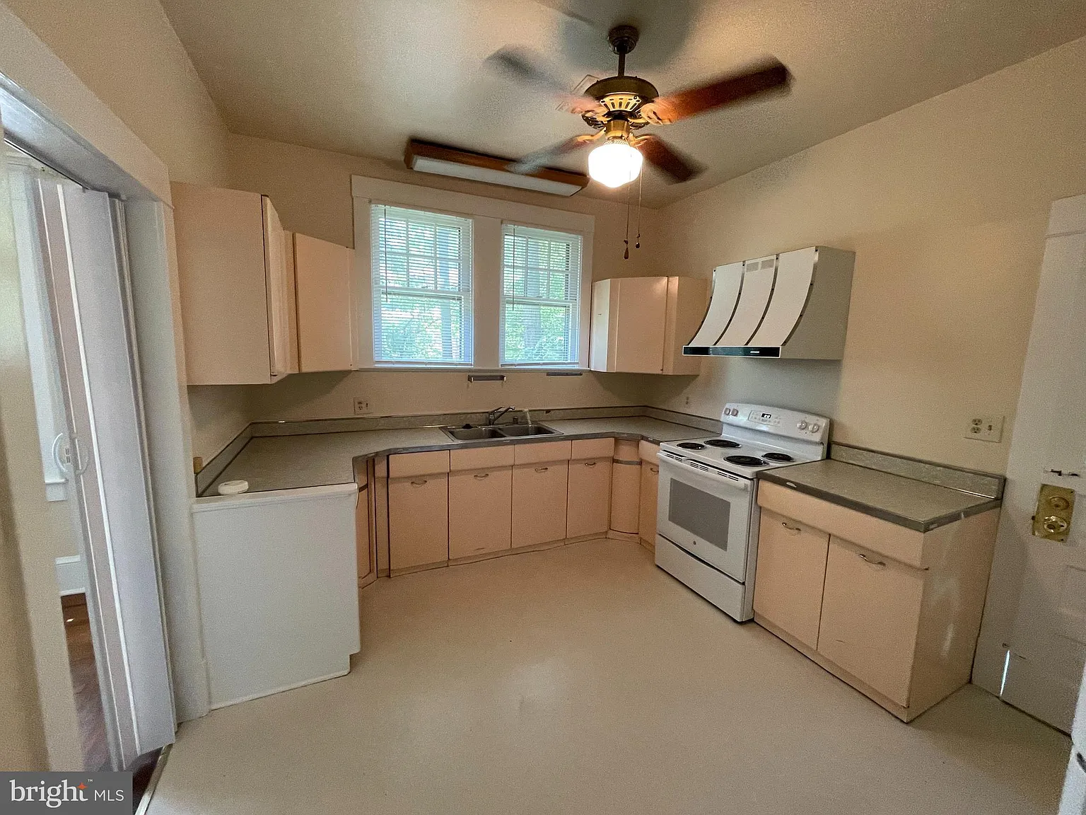 4 bed, 3.0 bath, 1764 sqft, $4,600 — Photo 4