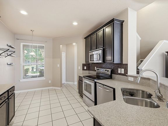 2nd image of 932 Avondale Ln
