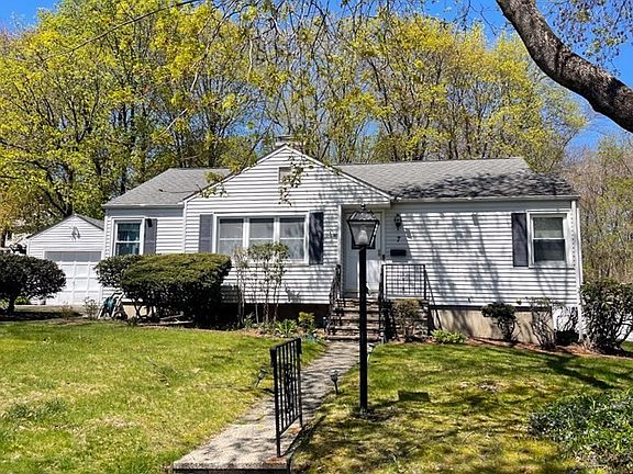 3rd image of 7 Woodway Dr
