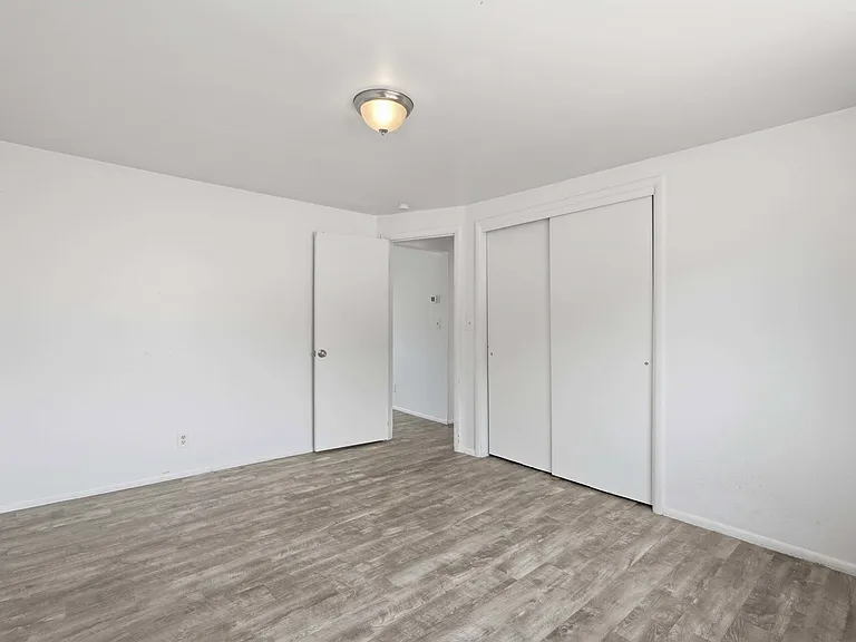 Towne Apartments — Photo 31