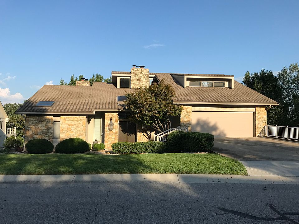 1st image of 318 NE Landings Dr