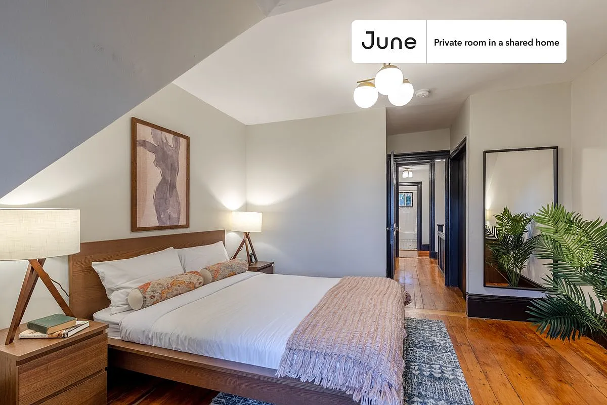 Queen bedroom in 5 bed/2 bath home in Allston #233 E — Photo 2